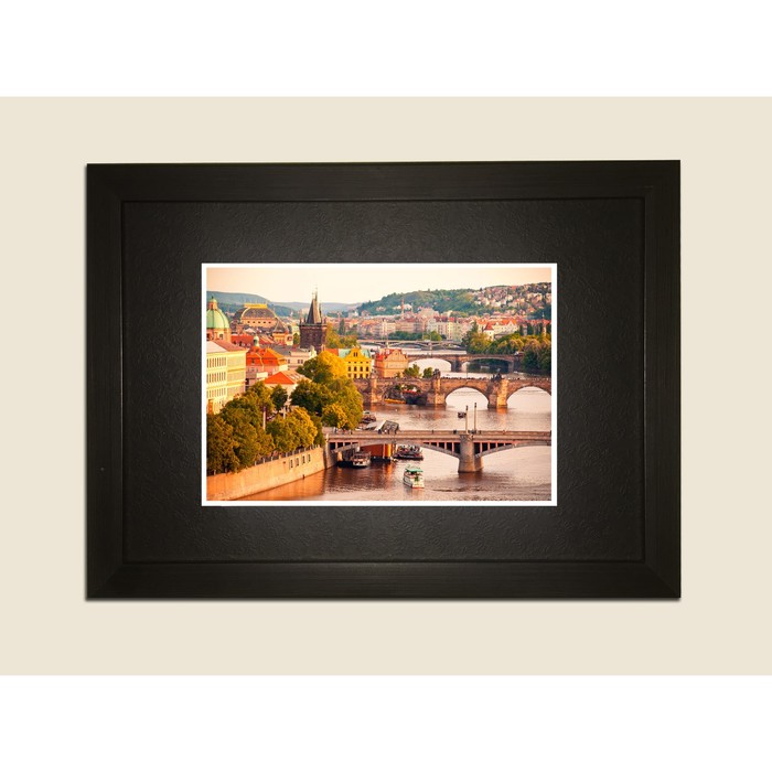 Картина в дизайнерской раме "Вид на город, река, мосты" серии Black, 40х30см