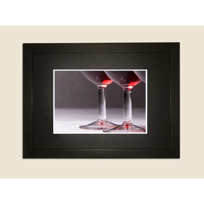 Картина в дизайнерской раме "Винные бокалы" серии Black, 40х30см