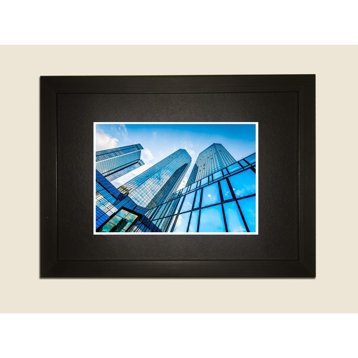 Картина в дизайнерской раме "Офисные здание в мегаполисе" серии Black, 40х30см