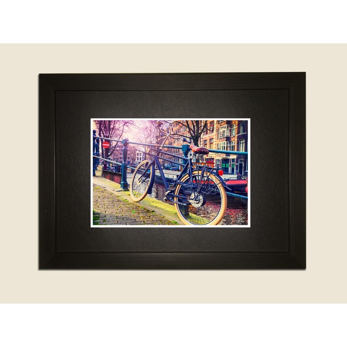 Картина в дизайнерской раме "Велосипед на улице Амстердама. Европейские улицы" серии Black, 40х30см