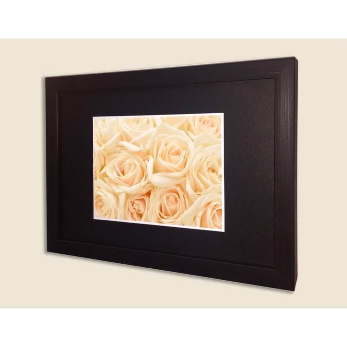 Картина в дизайнерской раме "Нежные бутоны белых роз" серии Black, 30х20см