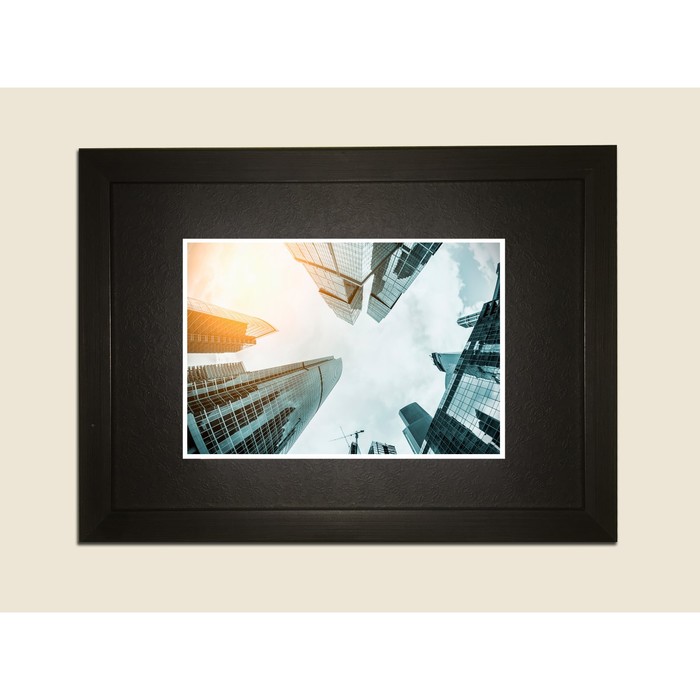 Картина в дизайнерской раме "Вид снизу на небоскрёбы" серии Black, 40х30см