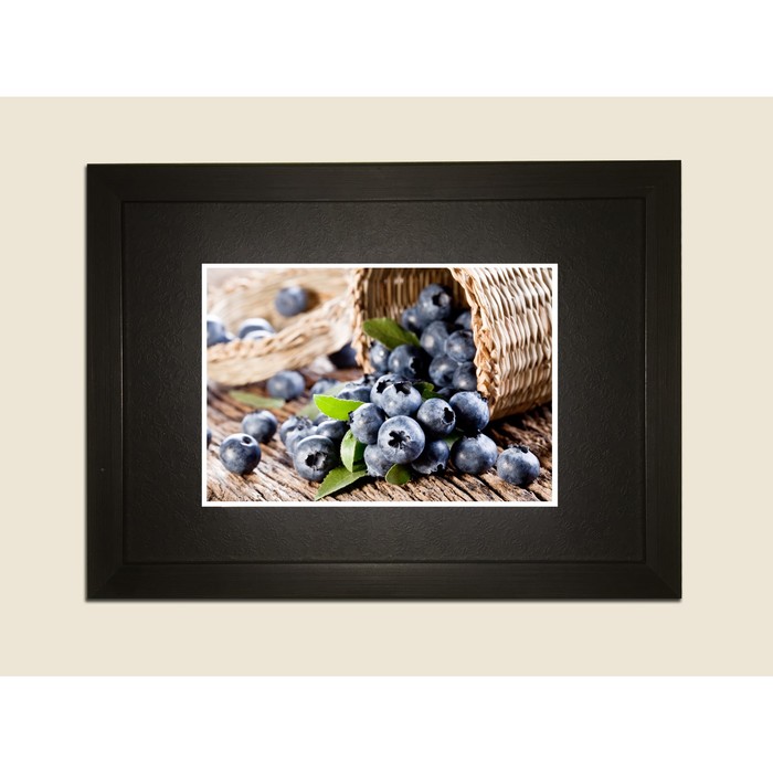 Картина в дизайнерской раме "Аппетитная черника" серии Black, 30х20см