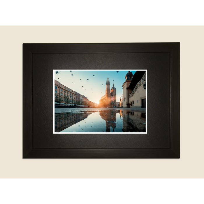 Картина в дизайнерской раме "Стая птиц в засыпающем городе" серии Black, 40х30см