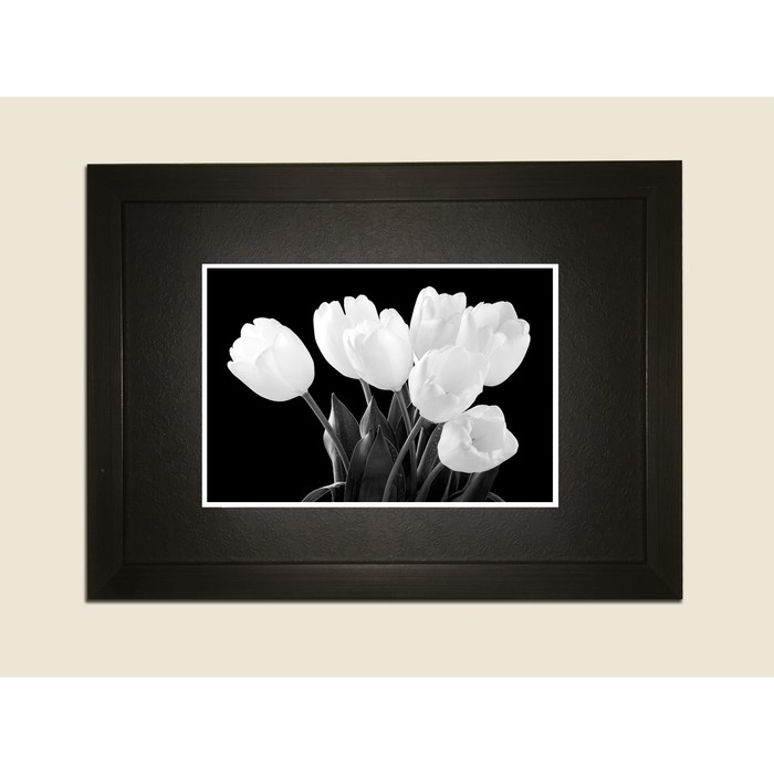 Картина в дизайнерской раме "Белые тюльпаны на черном фоне" серии Black, 40х30см