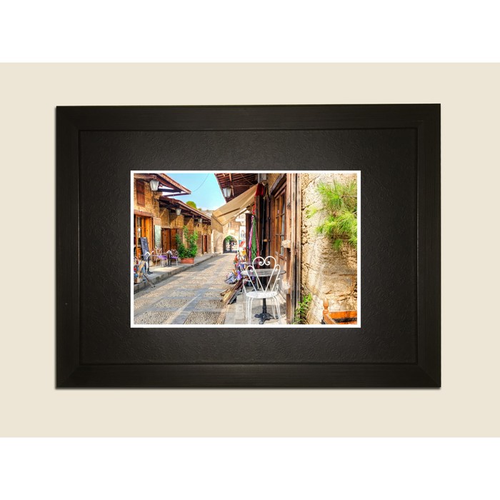Картина в дизайнерской раме "Старинный дворик" серии Black, 30х20см