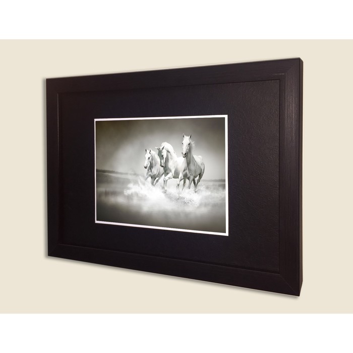 Картина в дизайнерской раме "Белые лошади галопом" серии Black, 30х20см