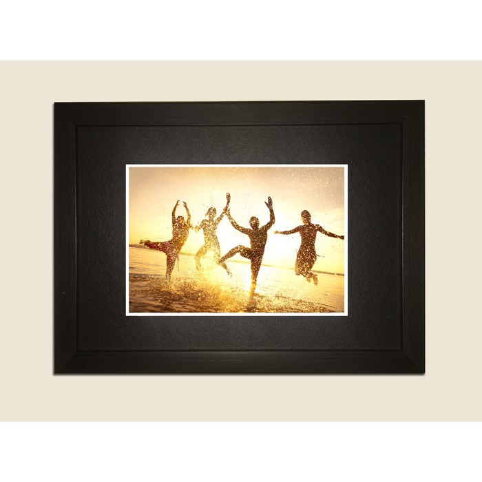 Картина в дизайнерской раме "Весёлая молодёжь" серии Black, 30х20см