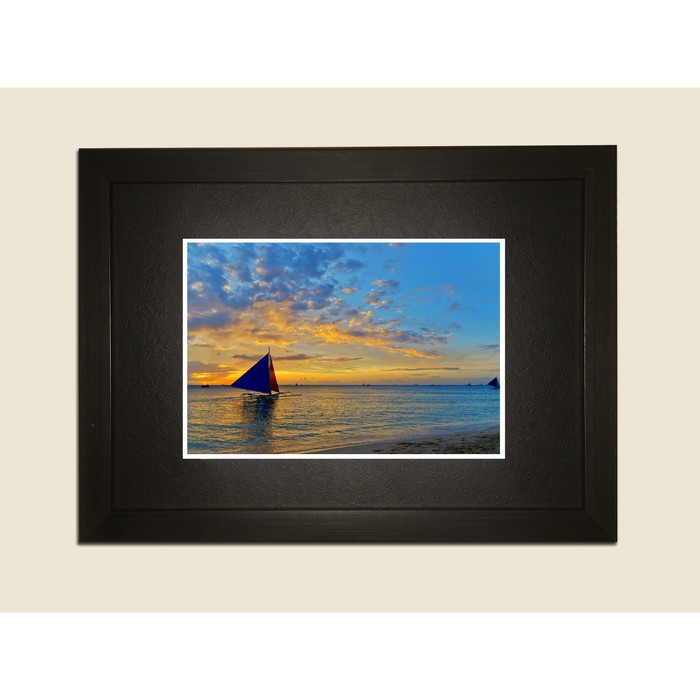 Картина в дизайнерской раме "Яхта в море" серии Black, 30х20см