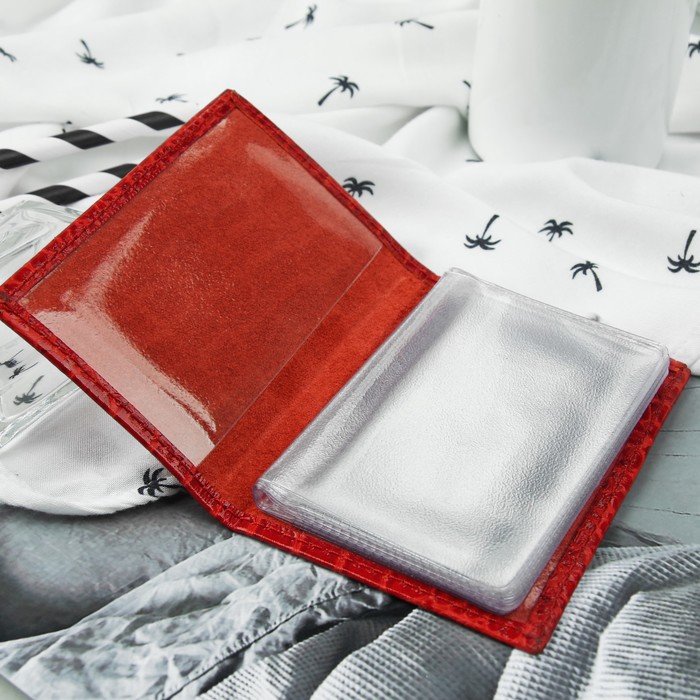 Визитница вертикальная, 1 ряд, 18 карт, крокодил, цвет красный