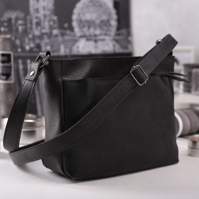 Сумка женская, отдел с перегородкой на молнии, 2 наружных кармана, питон, цвет чёрный матовый