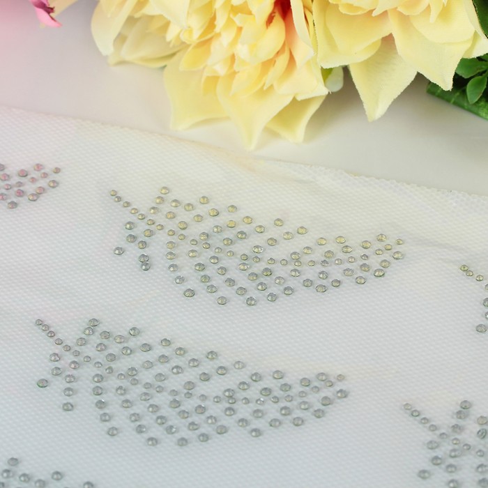 Термоаппликация из страз «Перо», 3,2 × 7см, 35 шт. на листе, цвет белый