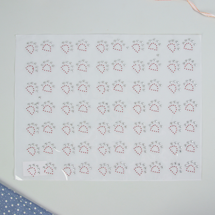 Термоаппликация из страз "Лапка", 6*,3см, 35шт на листе, цвет белый/красный