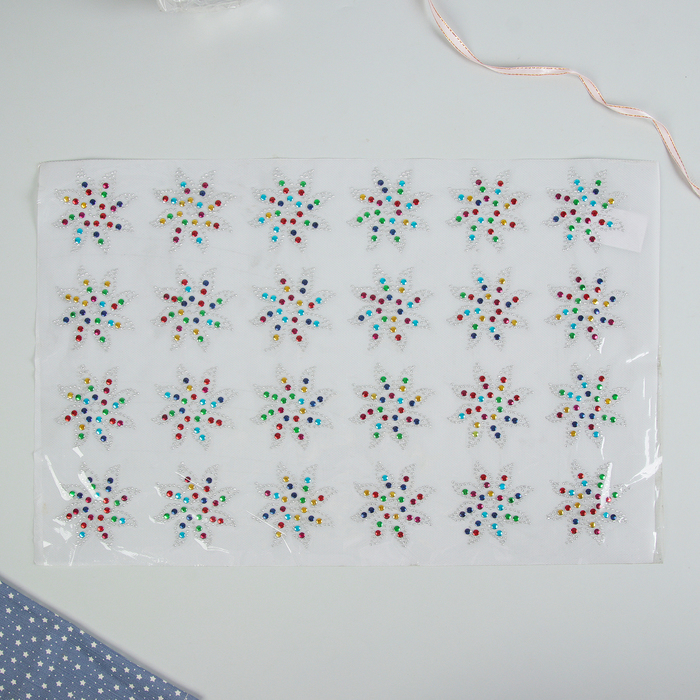 Термоаппликация из страз "Цветок-ветерок", d=6,8см, 24шт на листе, цвет МИКС