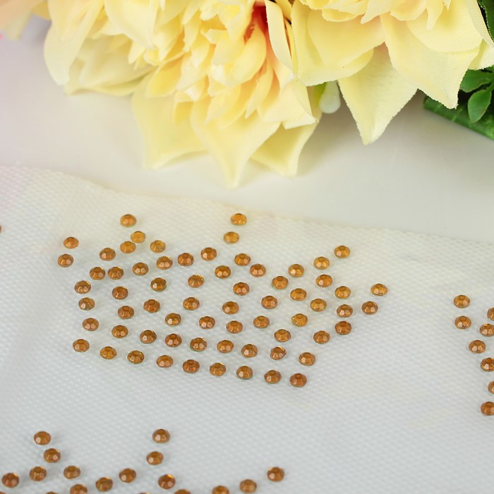 Термоаппликация из страз «Корона», 7 × 4 см, 30 шт. на листе, цвет золотой