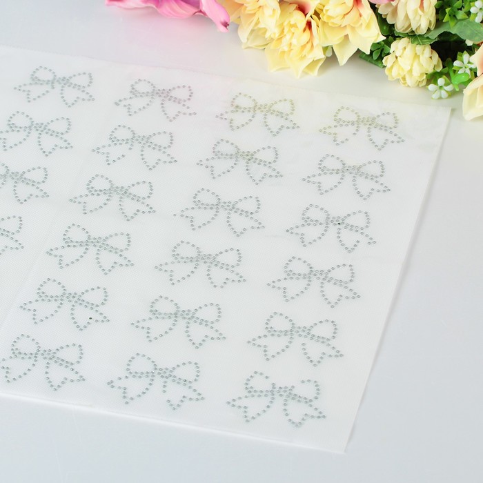 Термоаппликация из страз "Бантик", 5,2*3,9см, 36шт на листе, цвет белый