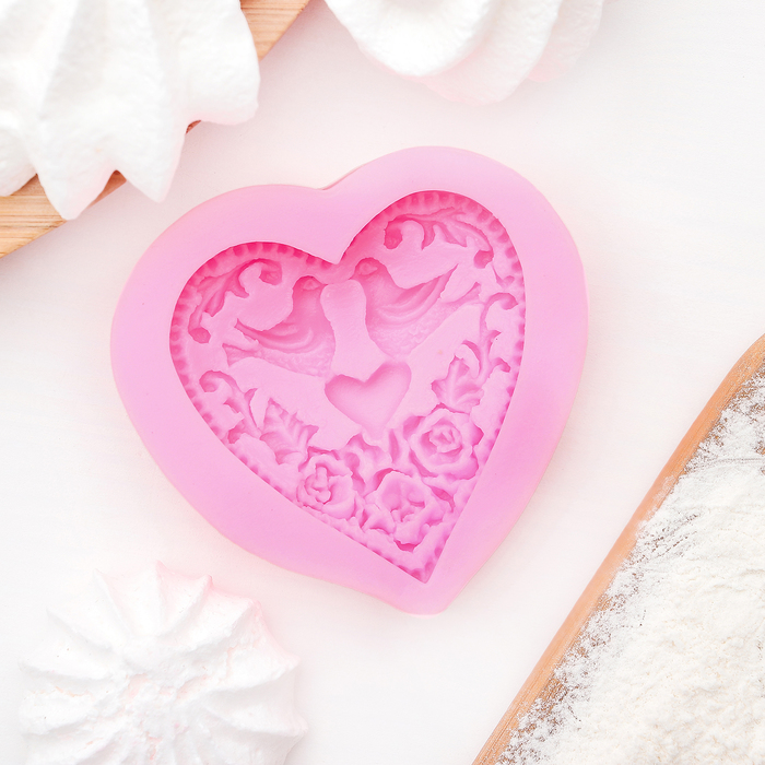 Молд 6,8х6,2х1,4 см "Сердце с голубками"