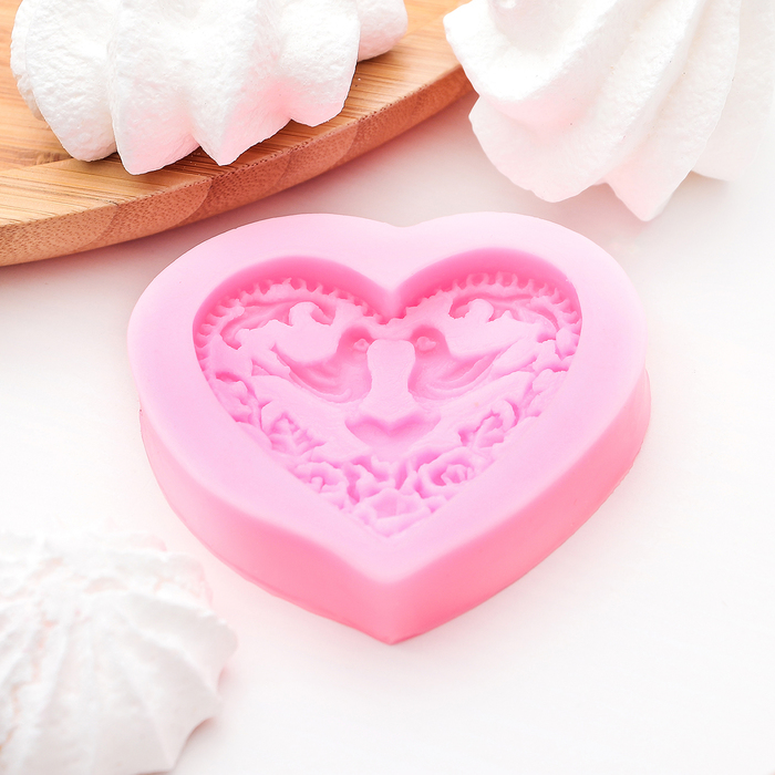 Молд 6,8х6,2х1,4 см "Сердце с голубками"