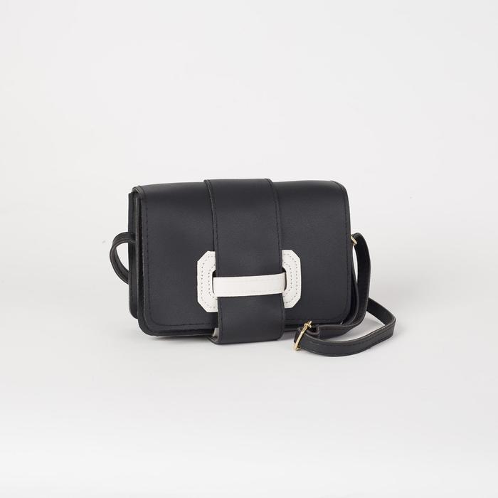 Сумка женская, отдел на клапане, регулируемый ремень, цвет чёрный/белый