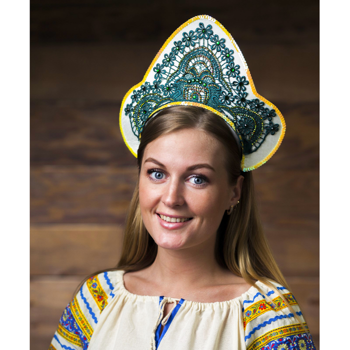 Кокошник "Восторг" на кремовом фоне, зеленое кружево