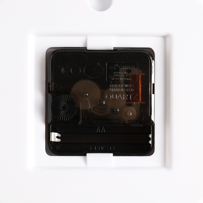 Часы настенные "Классика" настенные, римские цифры, белый обод, 28х28 см