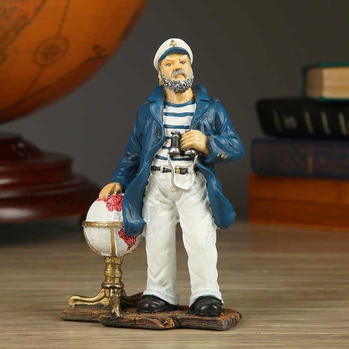 Статуэтка "Капитан с глобусом маленький" 19см