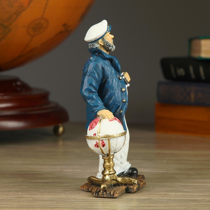 Статуэтка "Капитан с глобусом маленький" 19см