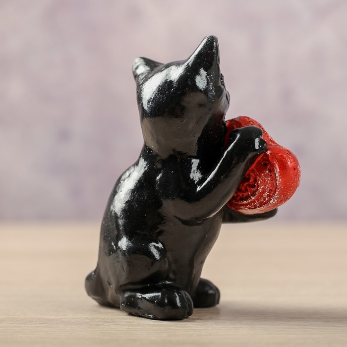 Сувенир "Кот с сердцем", 4х8х8,5см