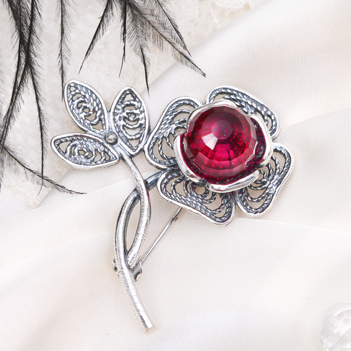 Брошь "Четырёхлистик" в посеребрении, цвет красный 10022-309