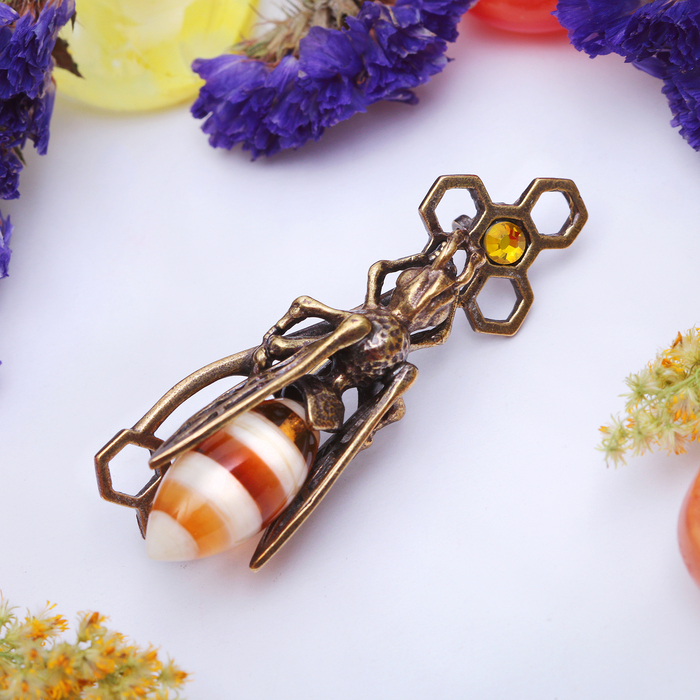 Брошь "Янтарь" пчёлка с сотами в бронзе