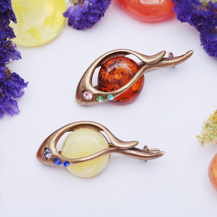 Брошь "Янтарь" рыбка в бронзе 3032, цвет МИКС