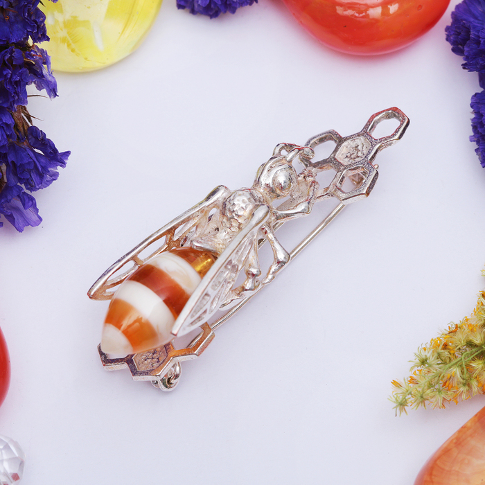 Брошь "Янтарь" пчёлка с сотами, цвет коричневый в посеребрении