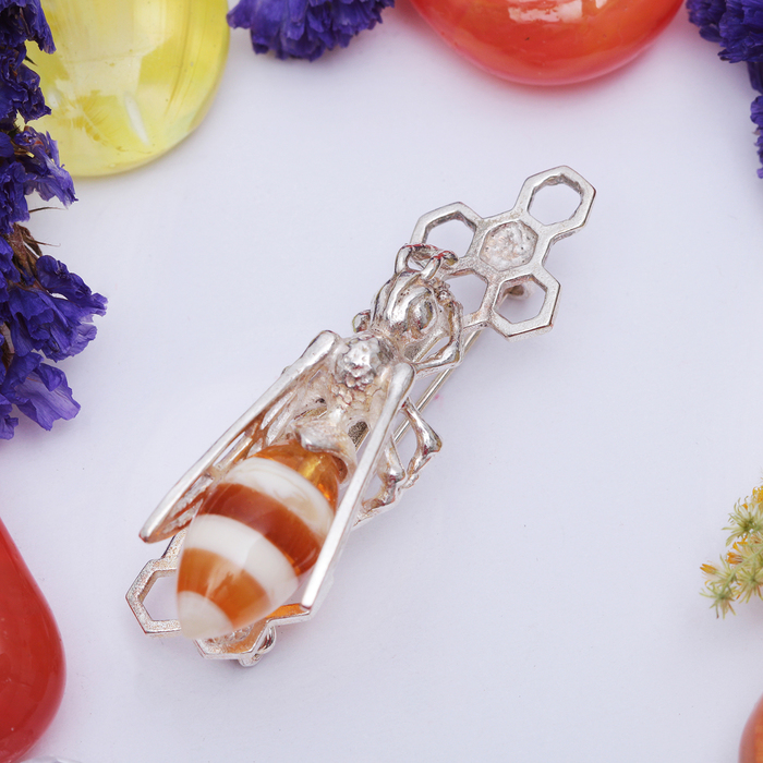 Брошь "Янтарь" пчёлка с сотами, цвет коричневый в посеребрении