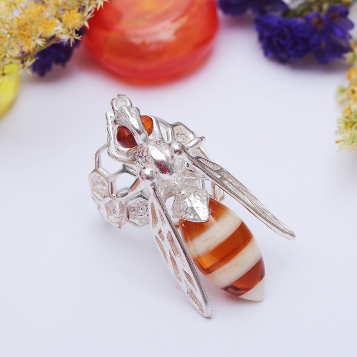 Кольцо посеребрение "Янтарь" пчёлка с сотами, цвет коричневый, 18 размер