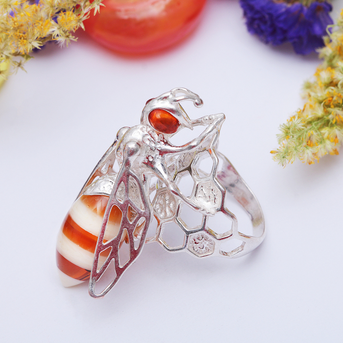 Кольцо посеребрение "Янтарь" пчела с сотами, цвет коричневый, 19 размер