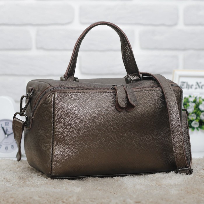 Сумка женская, отдел на молнии, наружный карман, длинный ремень, цвет бронзовый