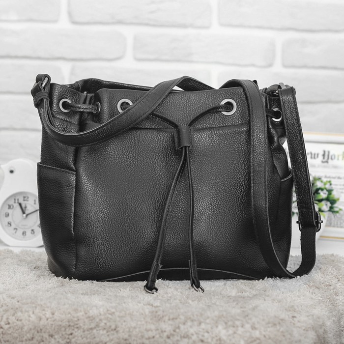 Сумка женская, отдел с перегородкой на молнии, 3 наружных кармана, длинный ремень, цвет чёрный