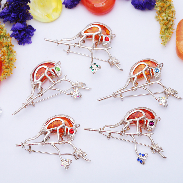 Брошь "Янтарь" хамелеон в посеребрении