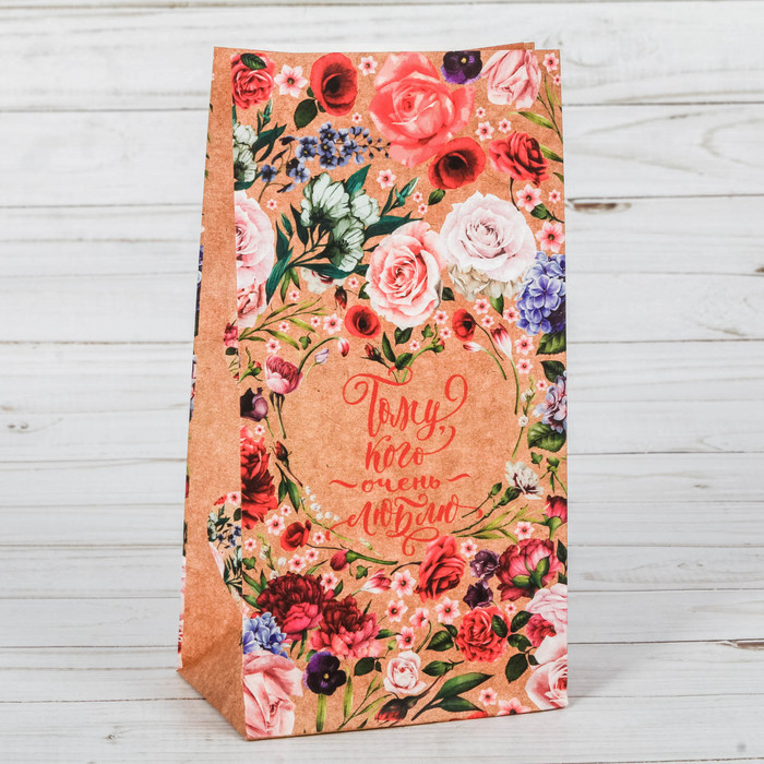 Пакет подарочный без ручек «Тому, кого очень любим», 10 х 19,3 х 7 см