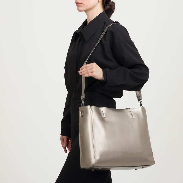 Сумка женская, отдел с перегородкой, наружный карман, длинный ремень, цвет серебристый