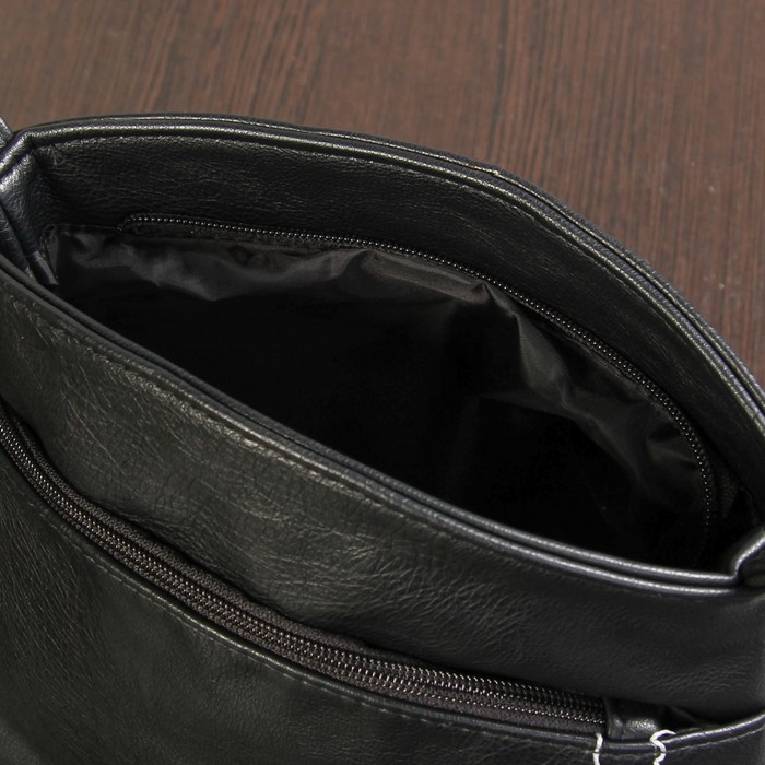 Сумка женская, отдел на молнии, 2 наружных кармана, регулируемый ремень, цвет чёрный