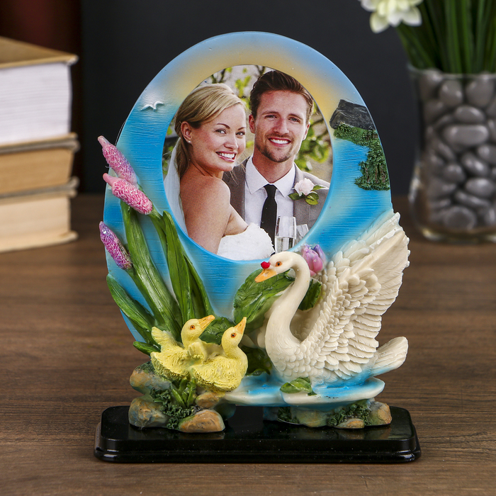 Фоторамка полистоун 7х9 см "Лебедь с детками" 17,5х13х6 см