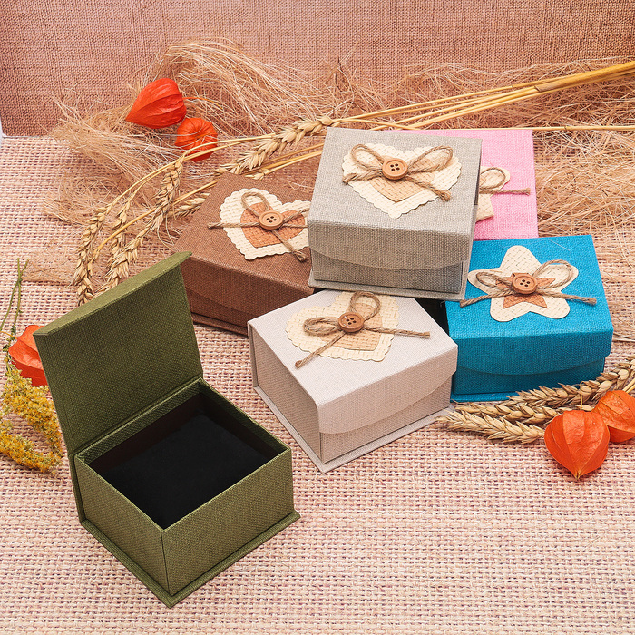 Коробочка подарочная под браслет/часы "Сердца и звезды" 8*9*5, цвет МИКС, подушечкая черная 27607