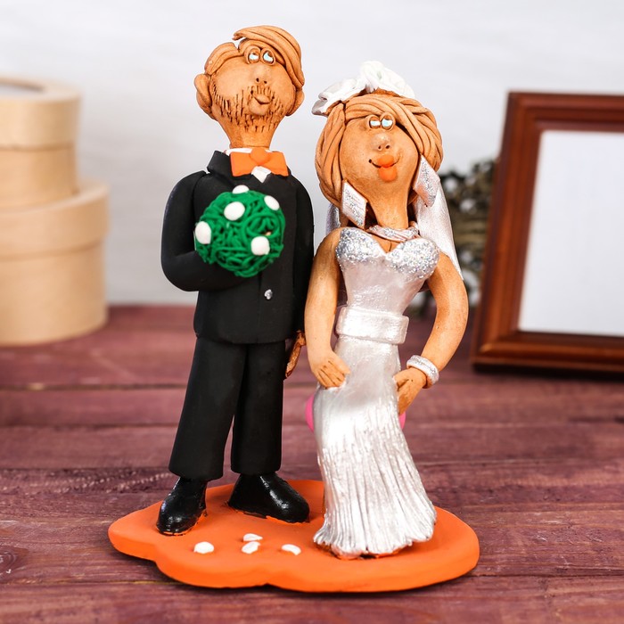Статуэтка "Жених и невеста с букетом"
