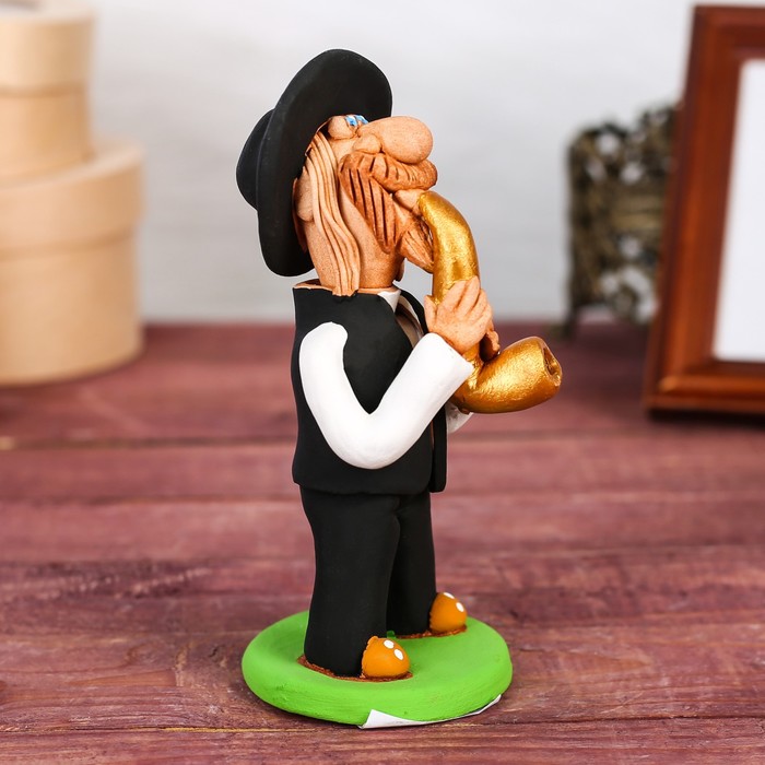 Статуэтка "Еврей - музыкант с саксафоном"