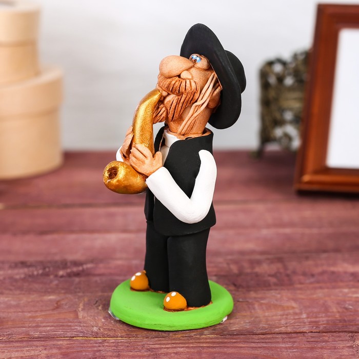 Статуэтка "Еврей - музыкант с саксафоном"