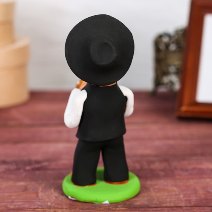 Статуэтка "Еврей - музыкант с саксафоном"