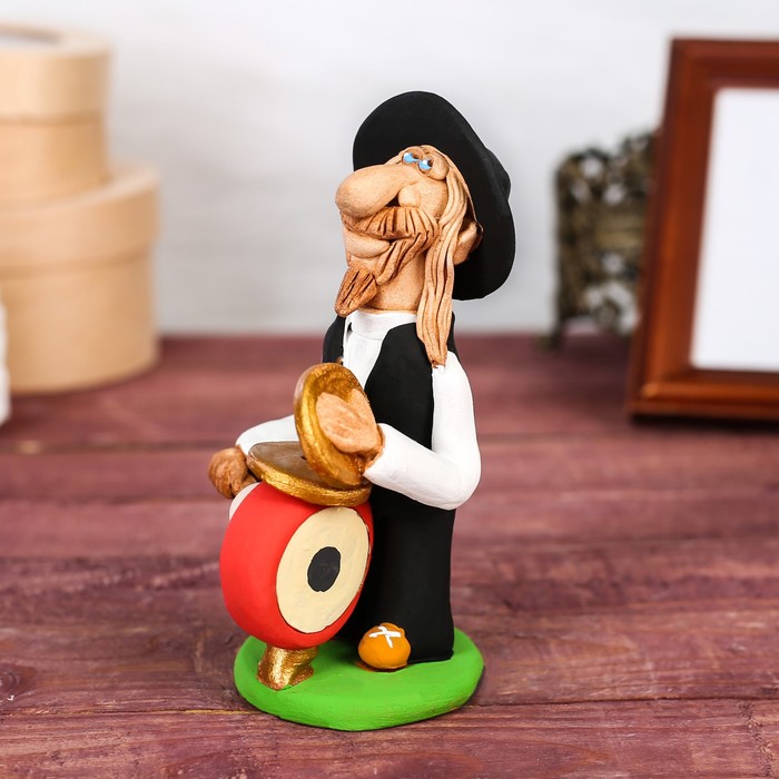 Статуэтка "Еврей - музыкант с барабаном"