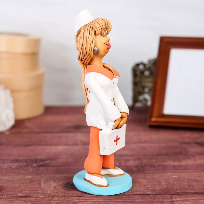 Статуэтка "Доктор с чемоданчиком", женщина, микс