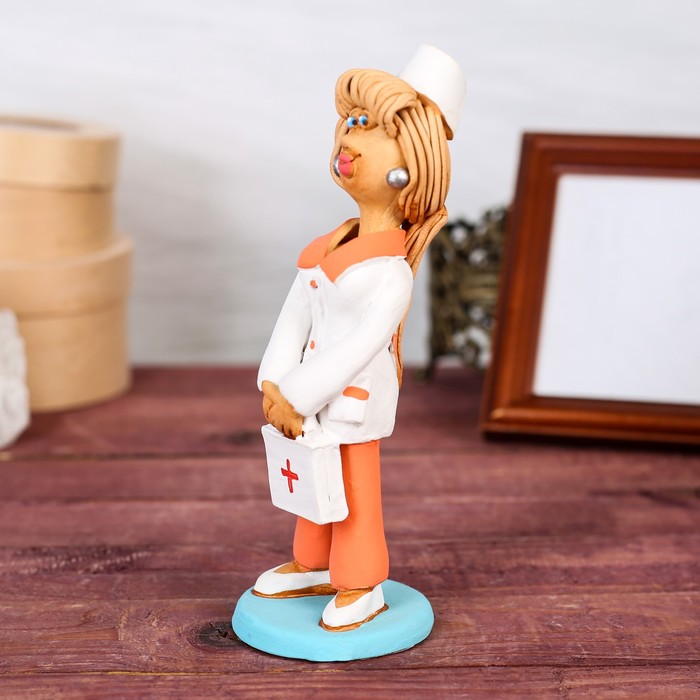 Статуэтка "Доктор с чемоданчиком", женщина, микс